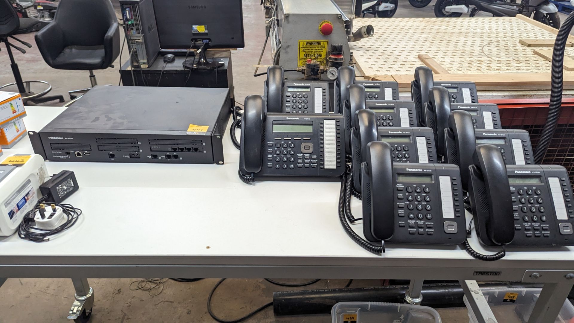 Panasonic telephone system comprising model KX-NS700 phone system, 9 off model KX-DT521 handsets & 1 - Image 4 of 12