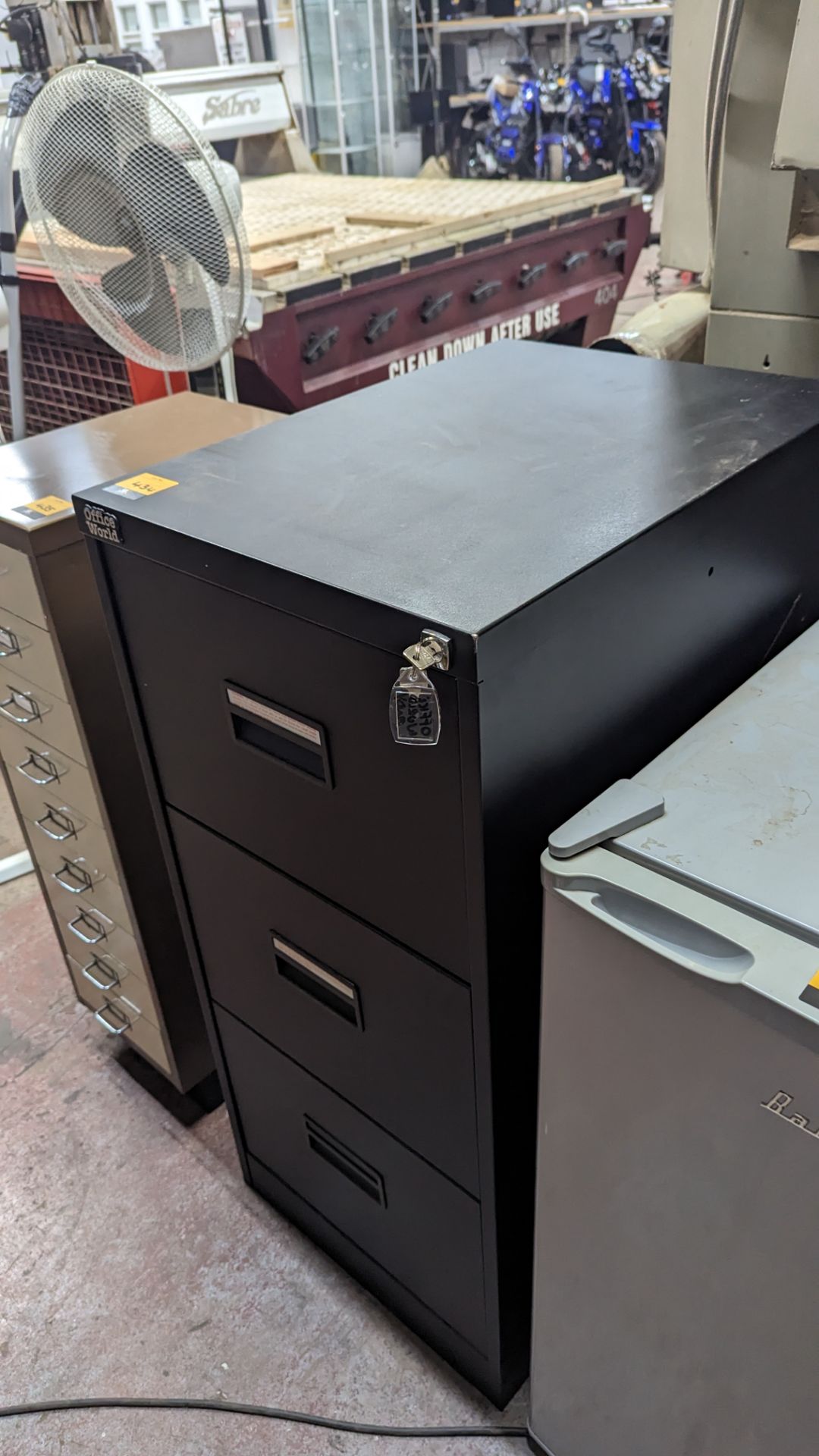 Black metal 3-drawer filing cabinet with key - Image 5 of 7