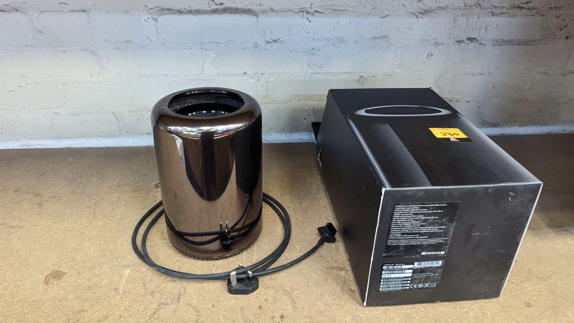 Apple Mac Pro model A1481, EMC no. 2630, with 3.5GHz 6 Core Intel Xeon E5 processor (12Mb L3 cache), - Image 14 of 14