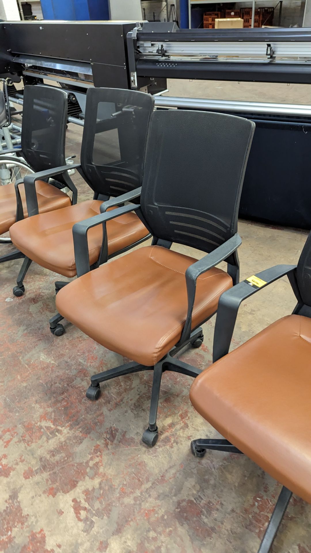 4 off matching modern mesh back chairs with brown leather/leather look seat bases, one of which has - Image 6 of 10