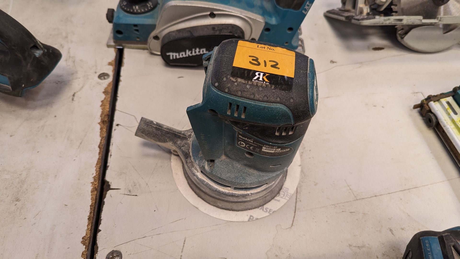 Pair of assorted Makita cordless woodworking related power tools comprising model DBO180 sander & mo - Image 2 of 12