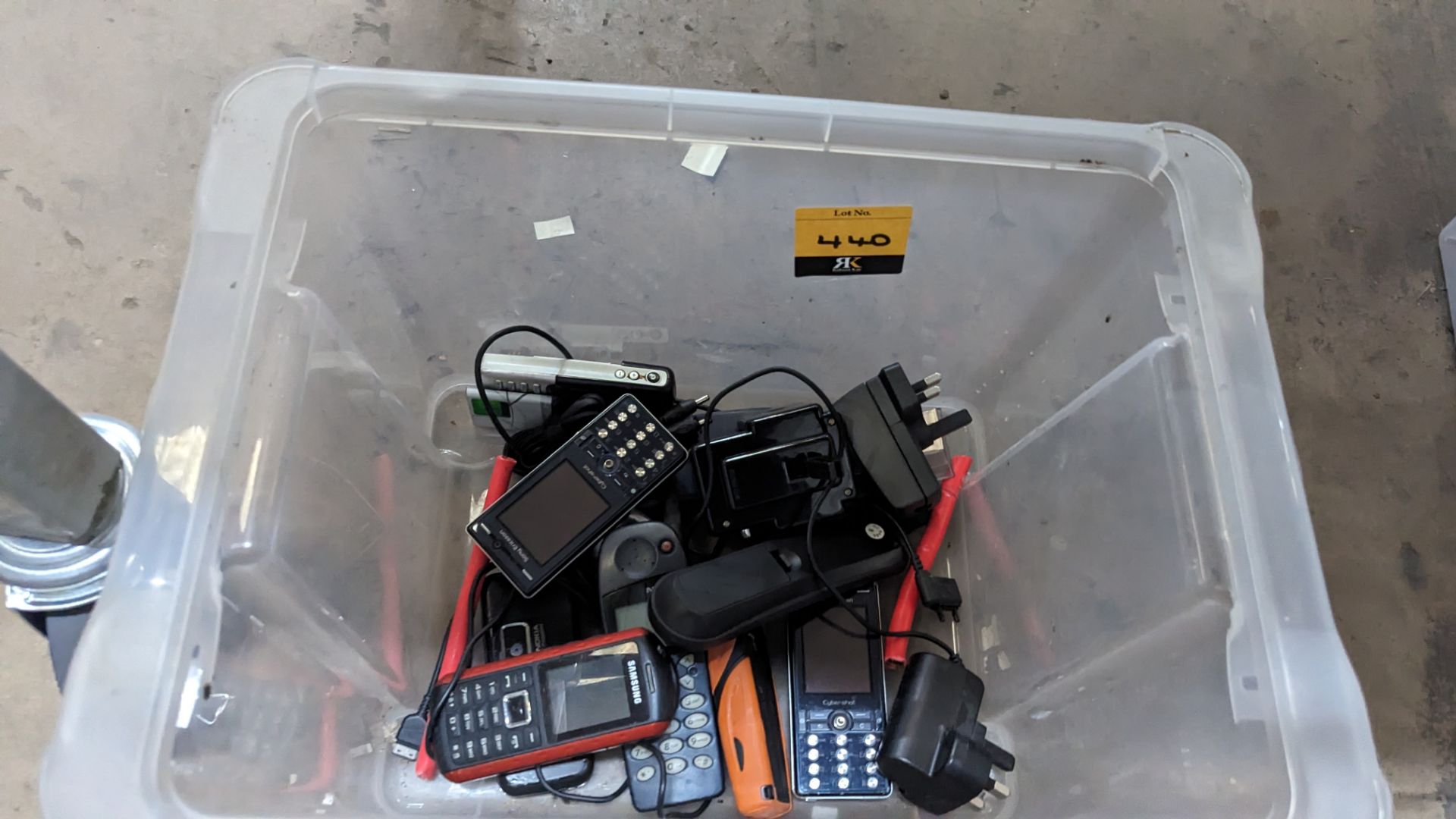 The contents of a crate of mobile phones - Image 2 of 3