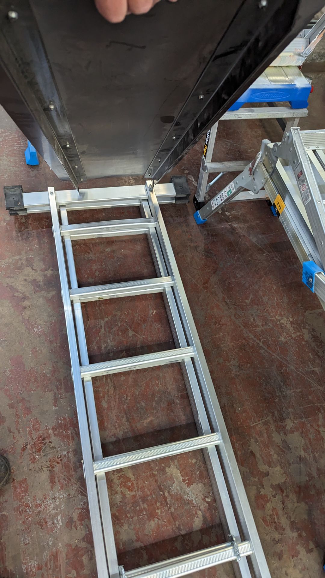 Multifunction ladder/platform system comprising 2 ladders which can be used as a stepladder or conne - Image 5 of 8