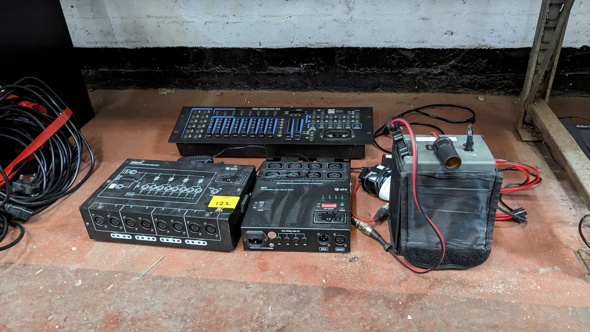 Mixed lot comprising DMX D8 8 output distribution amp, 1 off 1 x 384DMX desk, 1 x 12V DC cable & 1 o - Image 15 of 19