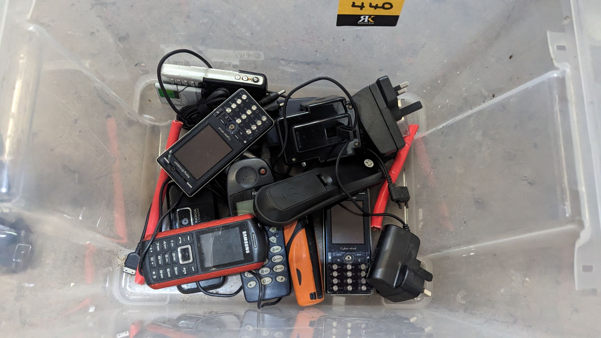 The contents of a crate of mobile phones - Image 3 of 3