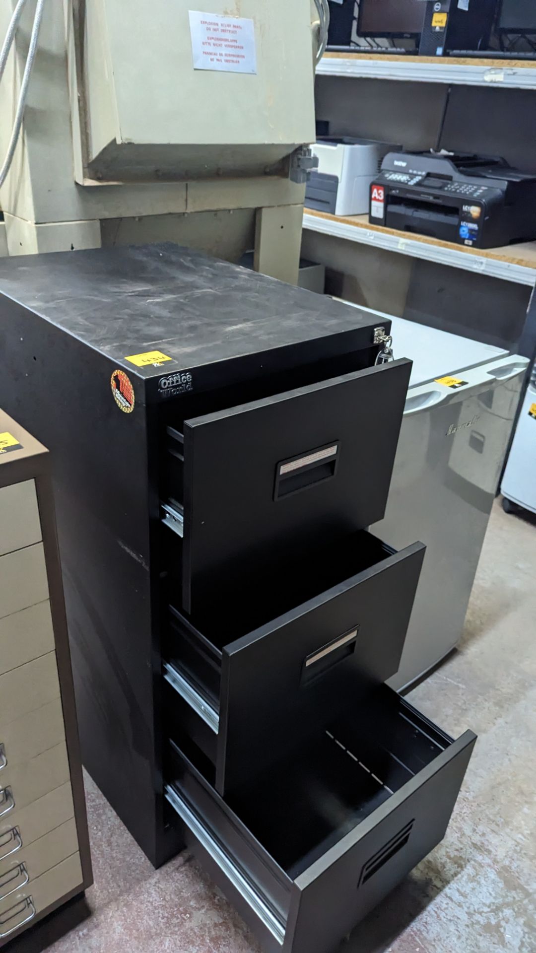 Black metal 3-drawer filing cabinet with key - Image 2 of 7