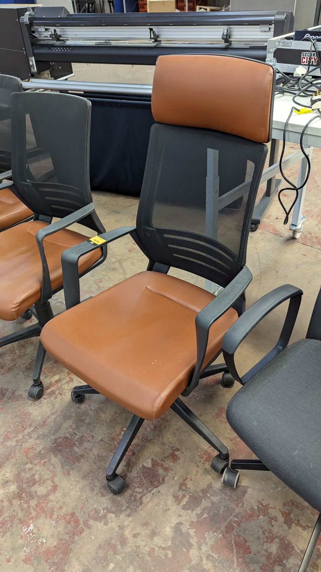 4 off matching modern mesh back chairs with brown leather/leather look seat bases, one of which has - Image 5 of 10