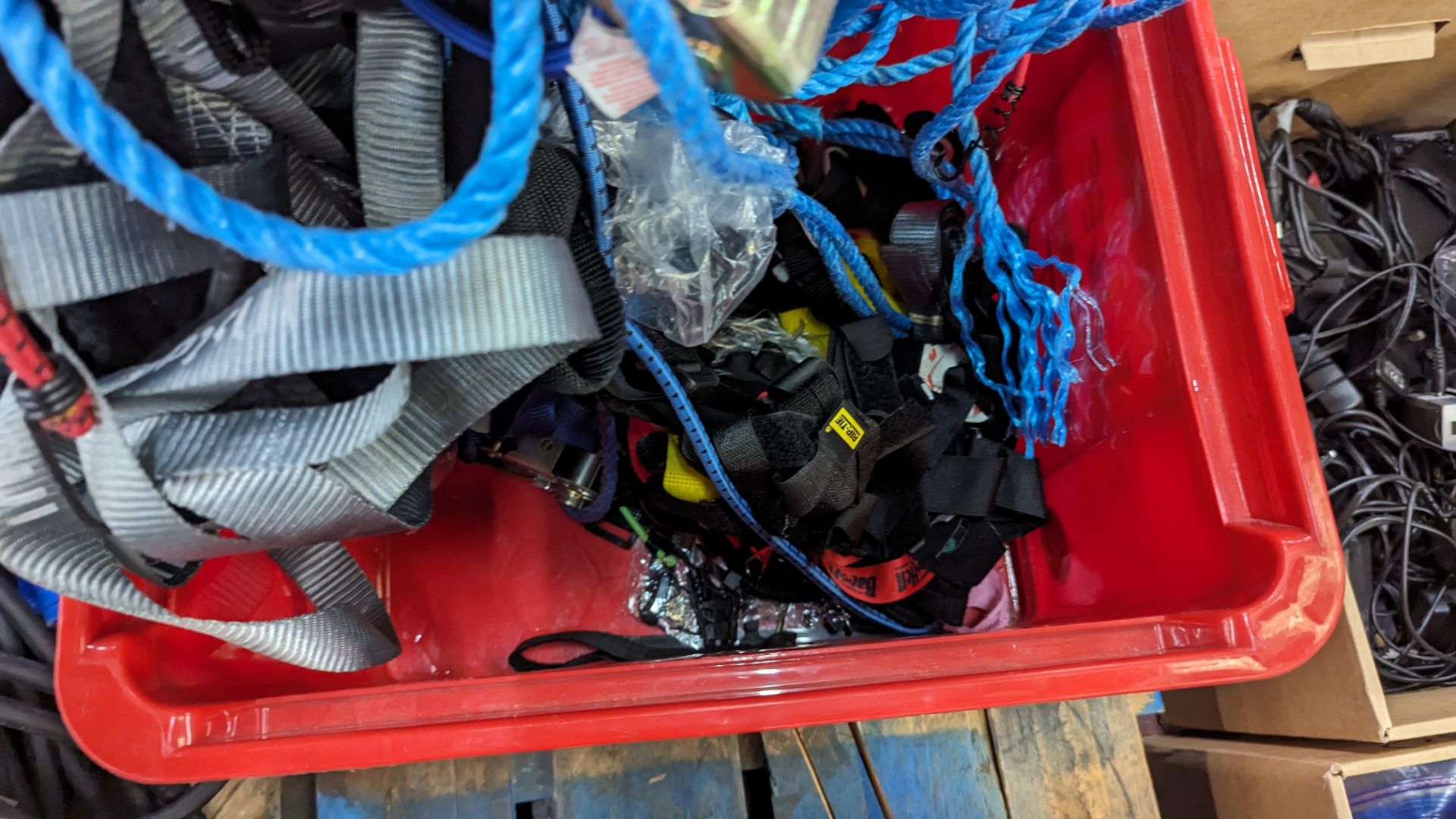 Box of ratchet straps, bungee cords & Velcro - Image 7 of 9