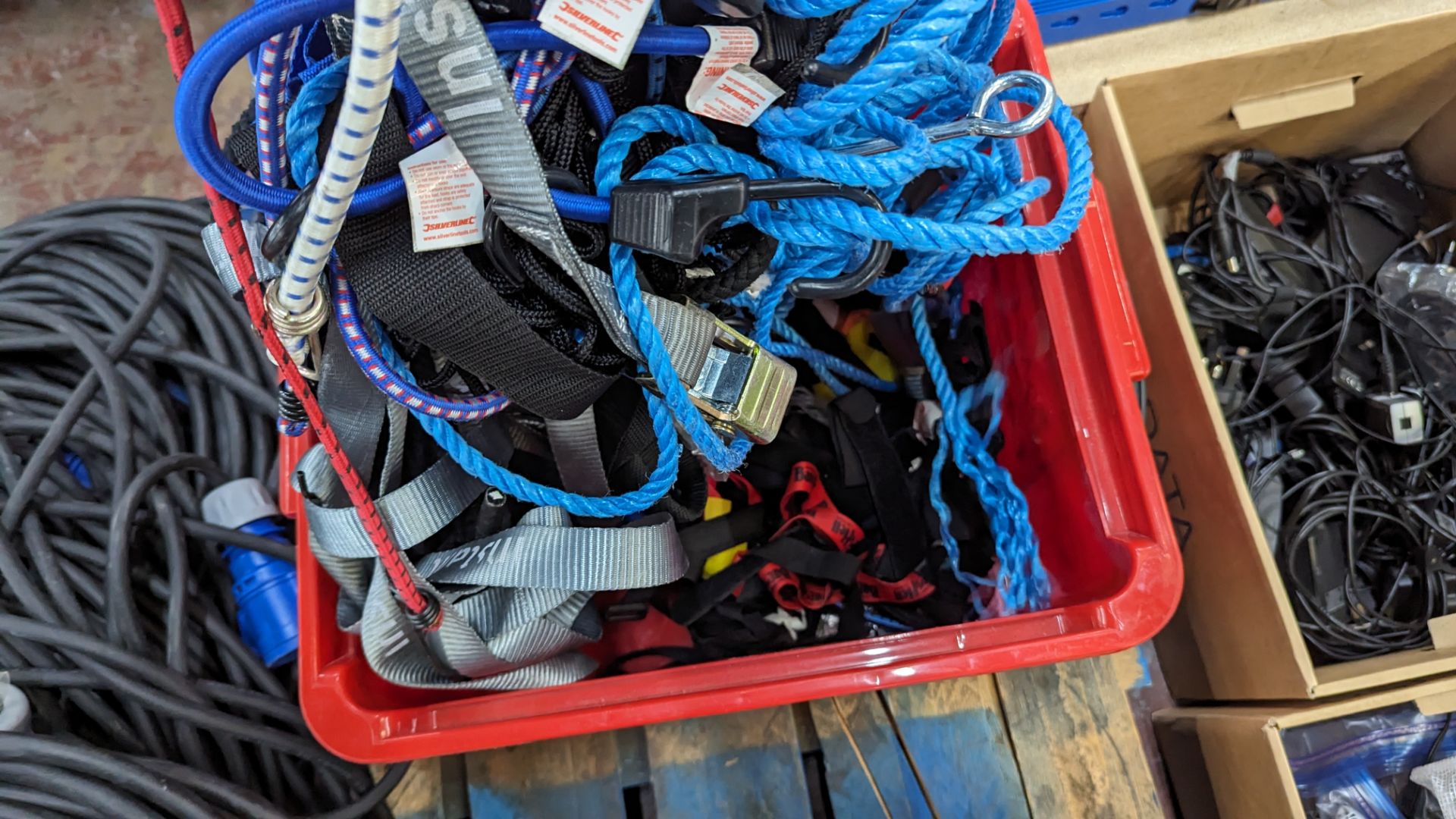 Box of ratchet straps, bungee cords & Velcro - Image 6 of 9
