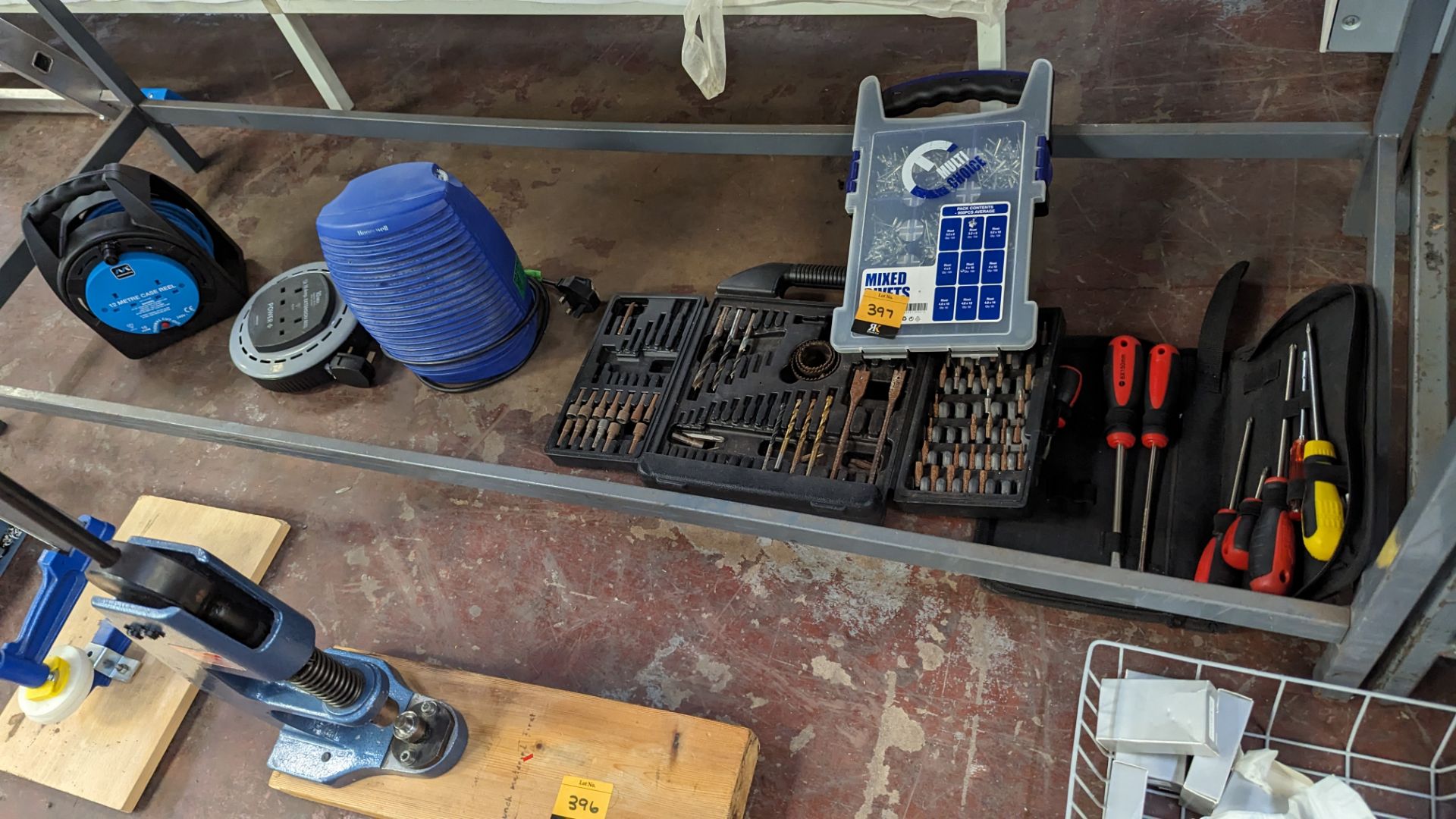 The contents of a bay of hand tools & electrical extension leads, including small fan heater - Image 3 of 6