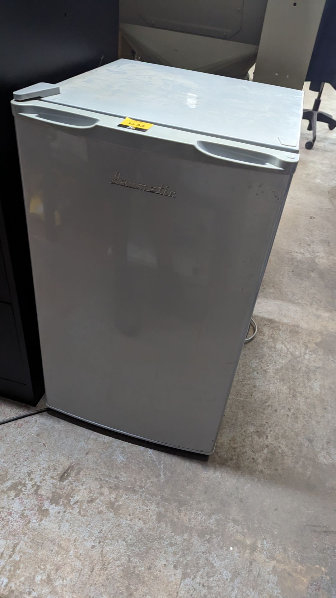 Baumatic pale grey counter height fridge - Image 2 of 8