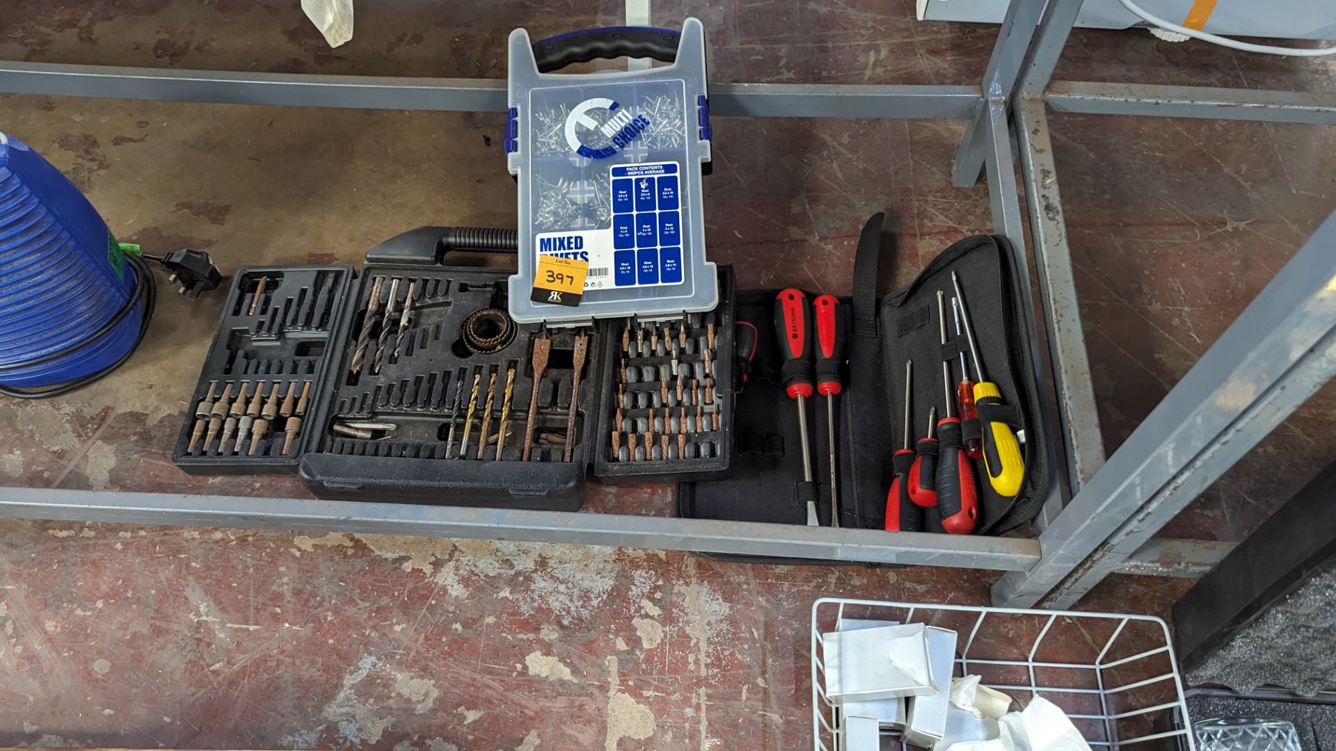 The contents of a bay of hand tools & electrical extension leads, including small fan heater - Image 4 of 6