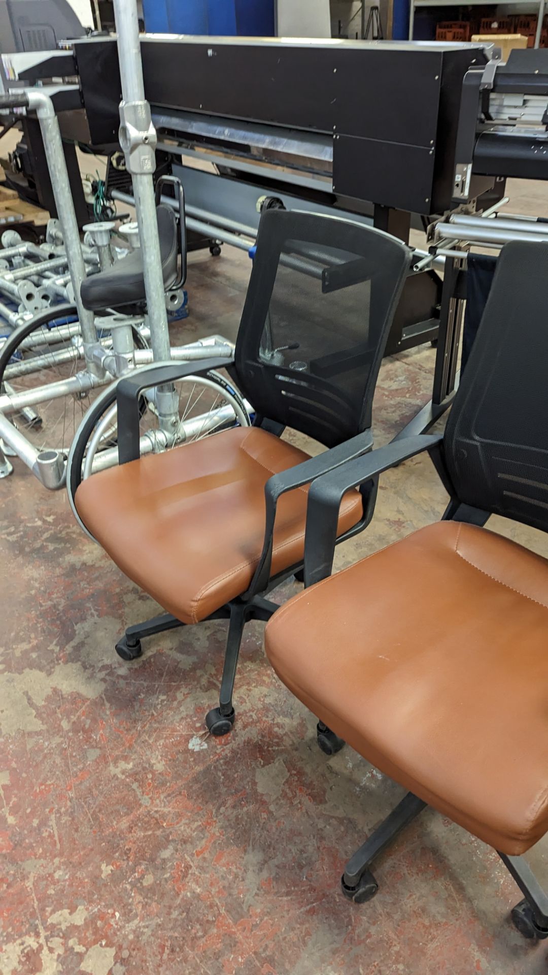 4 off matching modern mesh back chairs with brown leather/leather look seat bases, one of which has - Image 8 of 10