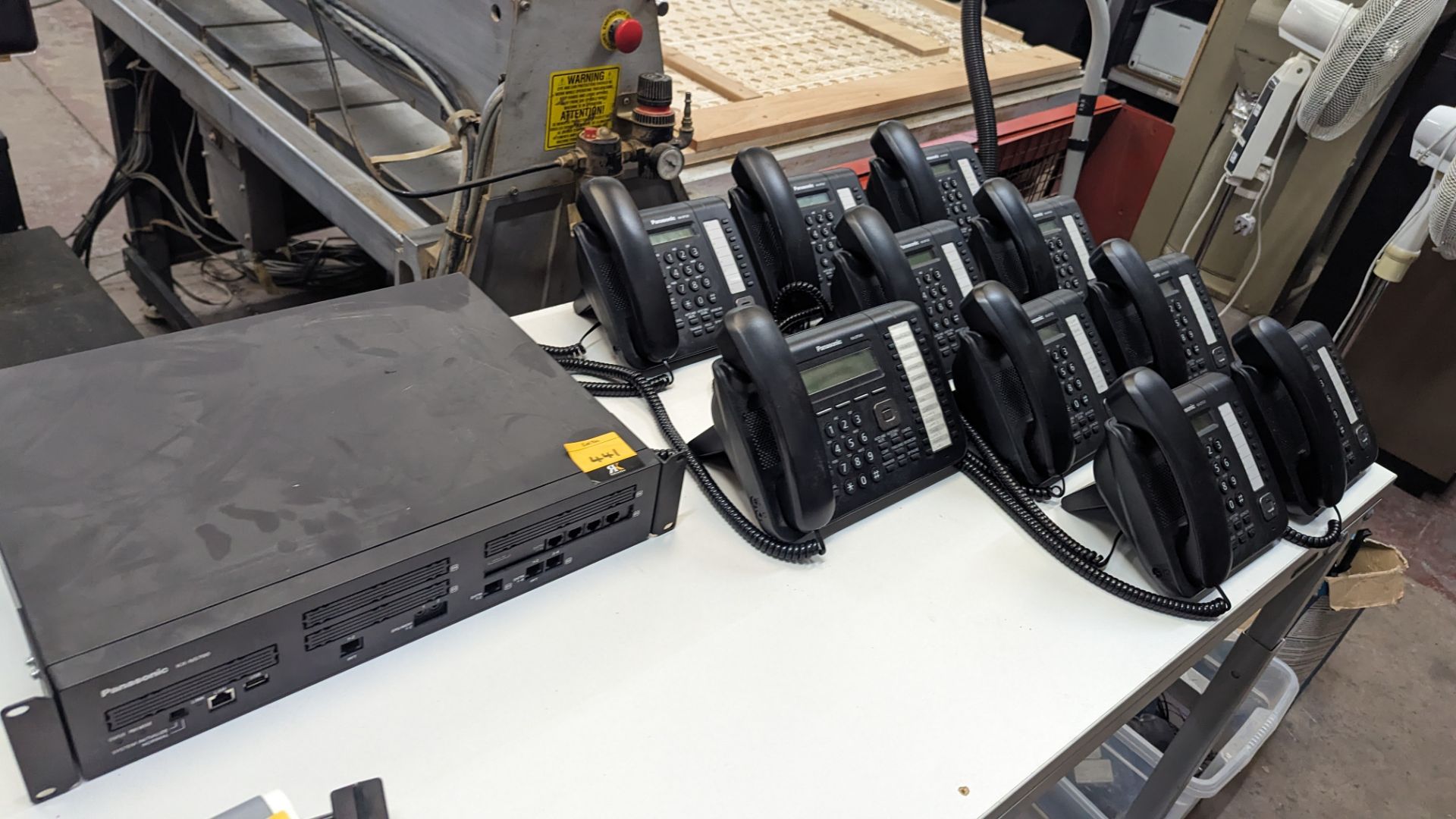 Panasonic telephone system comprising model KX-NS700 phone system, 9 off model KX-DT521 handsets & 1 - Image 10 of 12