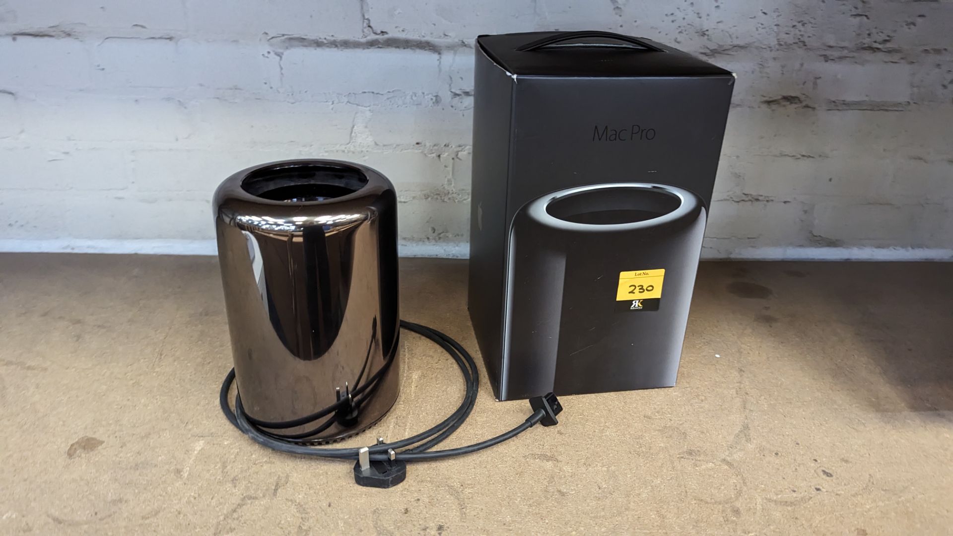 Apple Mac Pro model A1481, EMC no. 2630, with 3.5GHz 6 Core Intel Xeon E5 processor (12Mb L3 cache), - Image 3 of 14