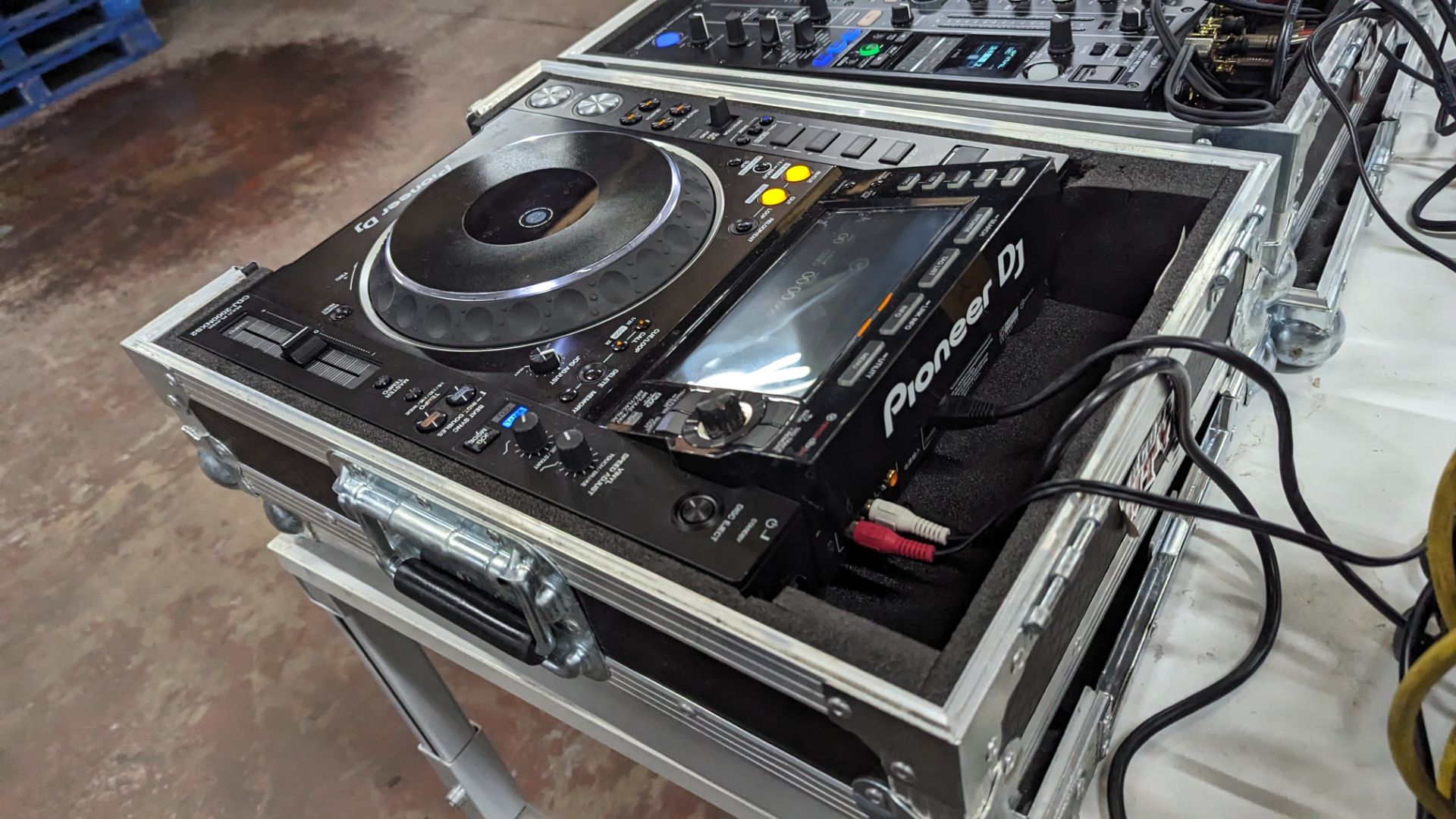 Pioneer Pro DJ package: DJM-900NXS2 Mixer & 2x DJM-900NXS2 multi players - Image 26 of 55