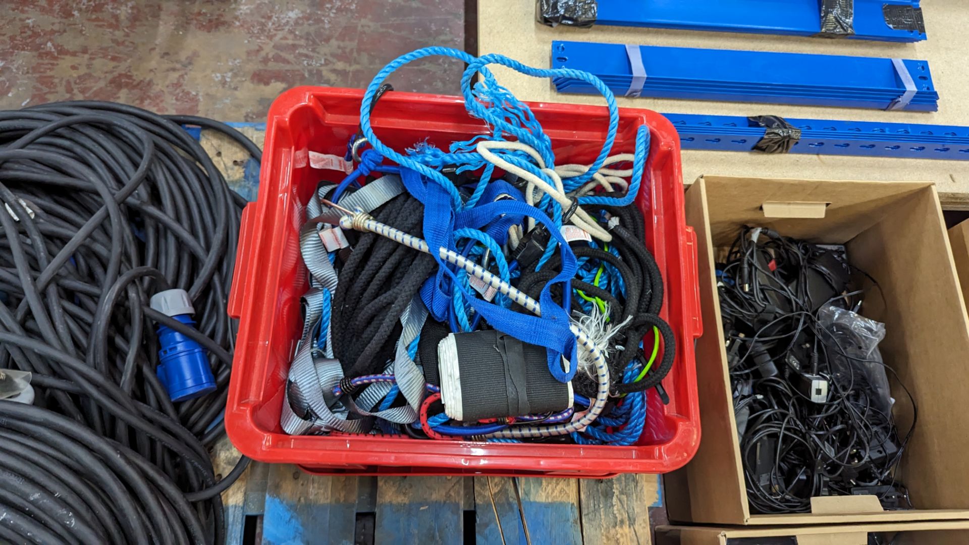 Box of ratchet straps, bungee cords & Velcro - Image 9 of 9