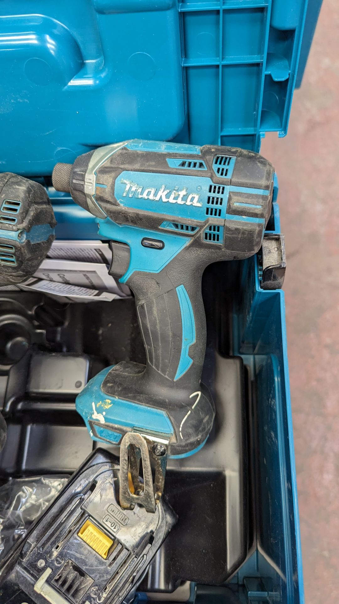 Makita twin cordless drill/driver set including case, battery & charger. NB we cannot be certain if - Image 9 of 14