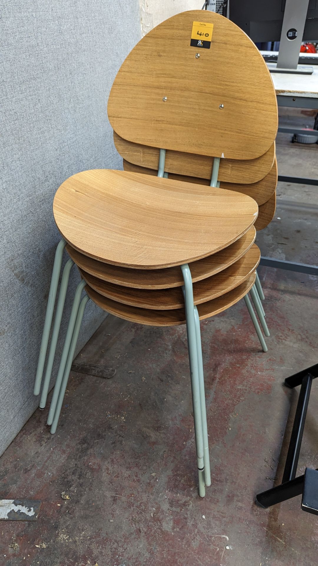 Set of 4 matching stacking chairs - Image 3 of 5