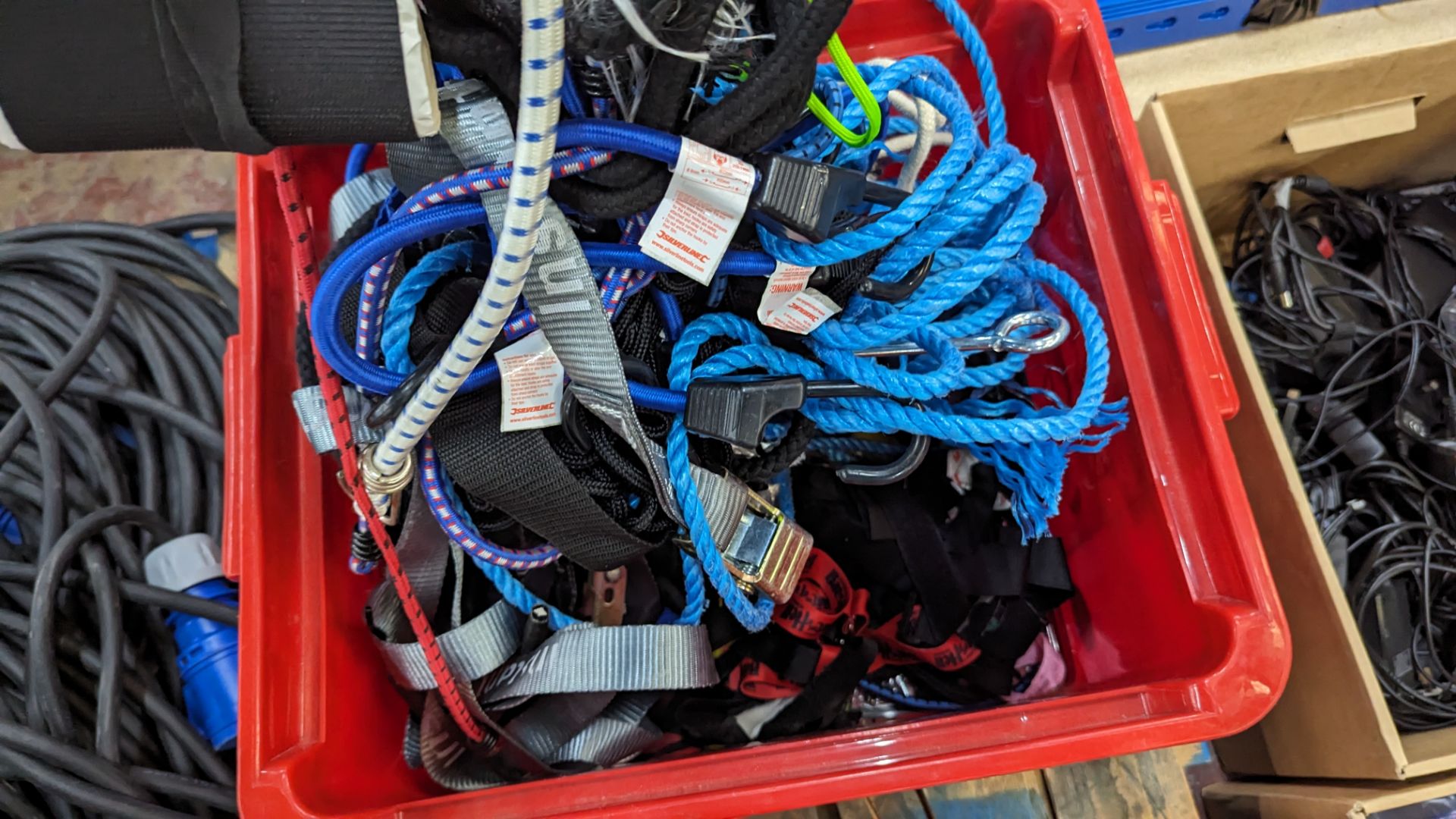 Box of ratchet straps, bungee cords & Velcro - Image 5 of 9