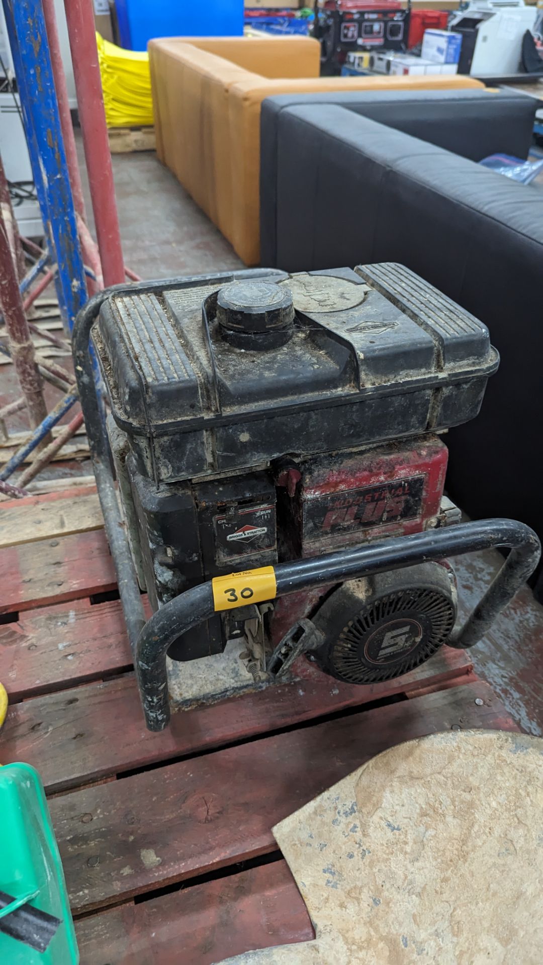 Twin socket 5hp industrial generator by Briggs & Stratton - Image 7 of 11