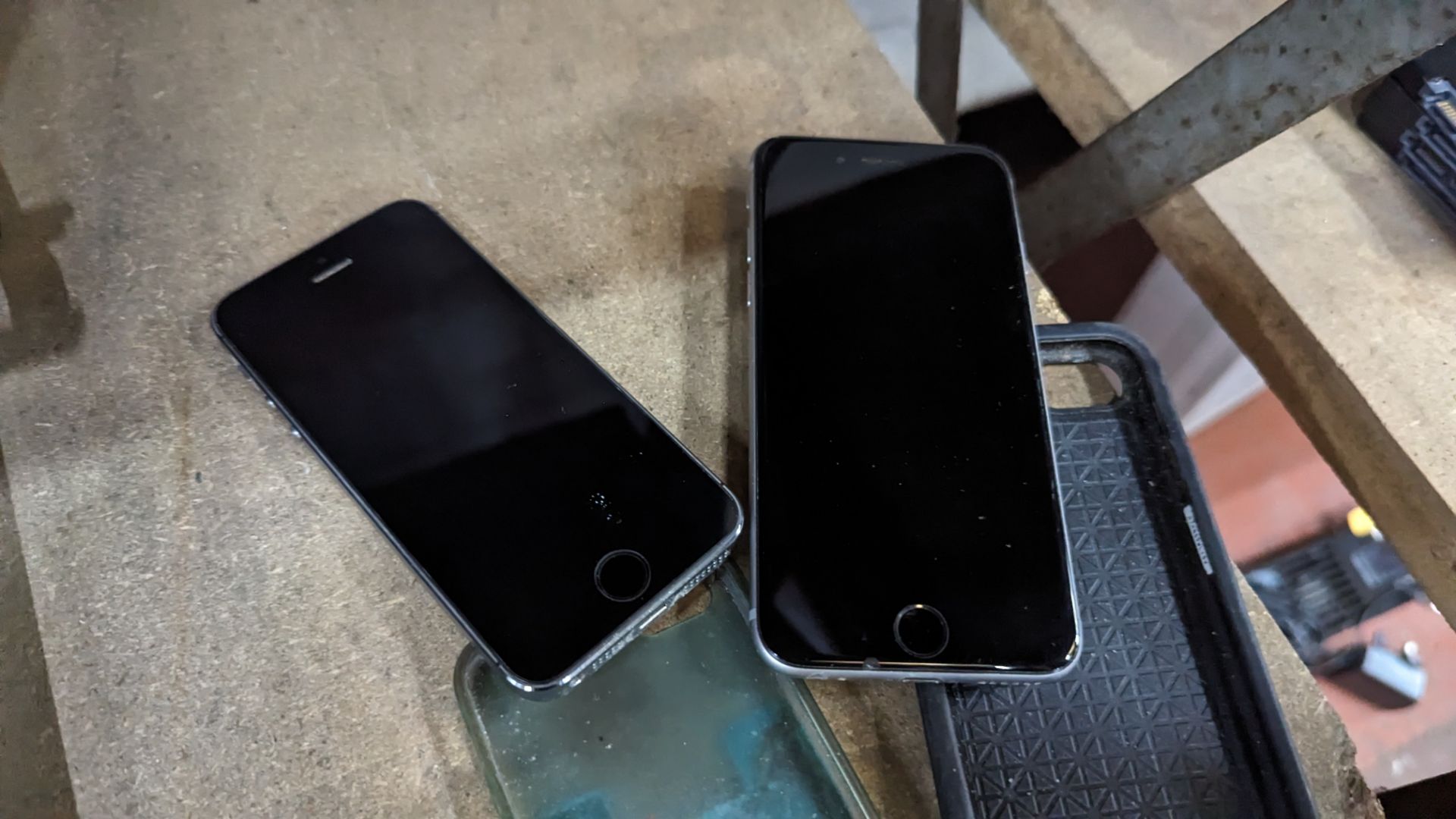 2 off assorted Apple iPhones, potentially locked to accounts - Image 4 of 9