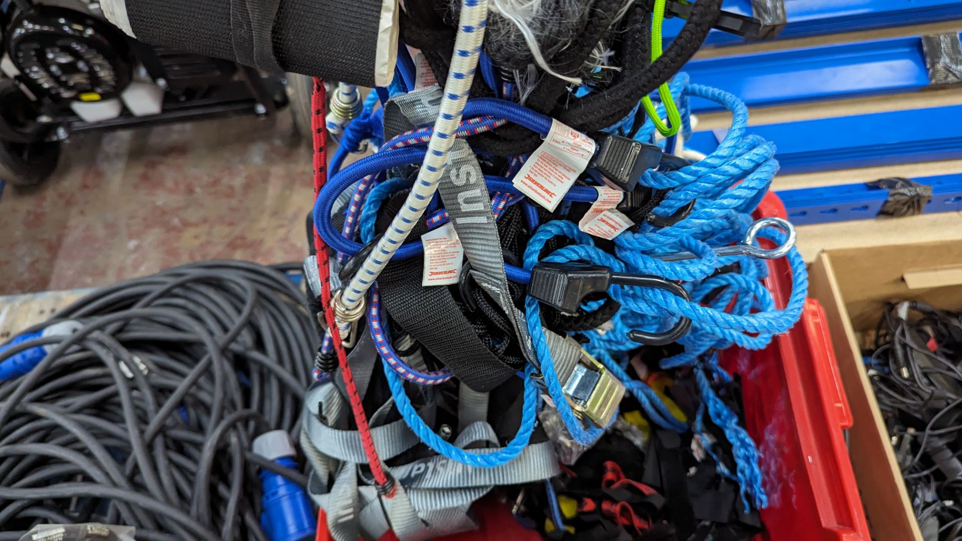 Box of ratchet straps, bungee cords & Velcro - Image 8 of 9