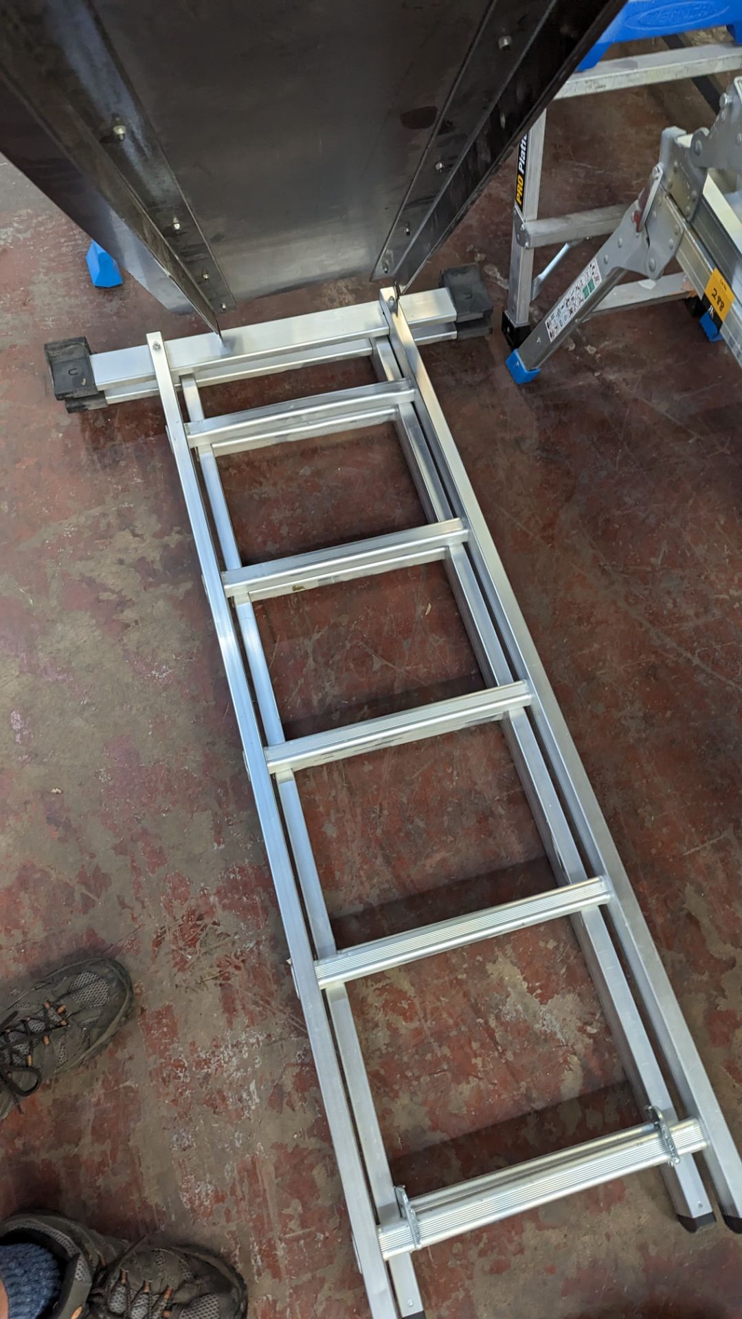 Multifunction ladder/platform system comprising 2 ladders which can be used as a stepladder or conne - Image 4 of 8