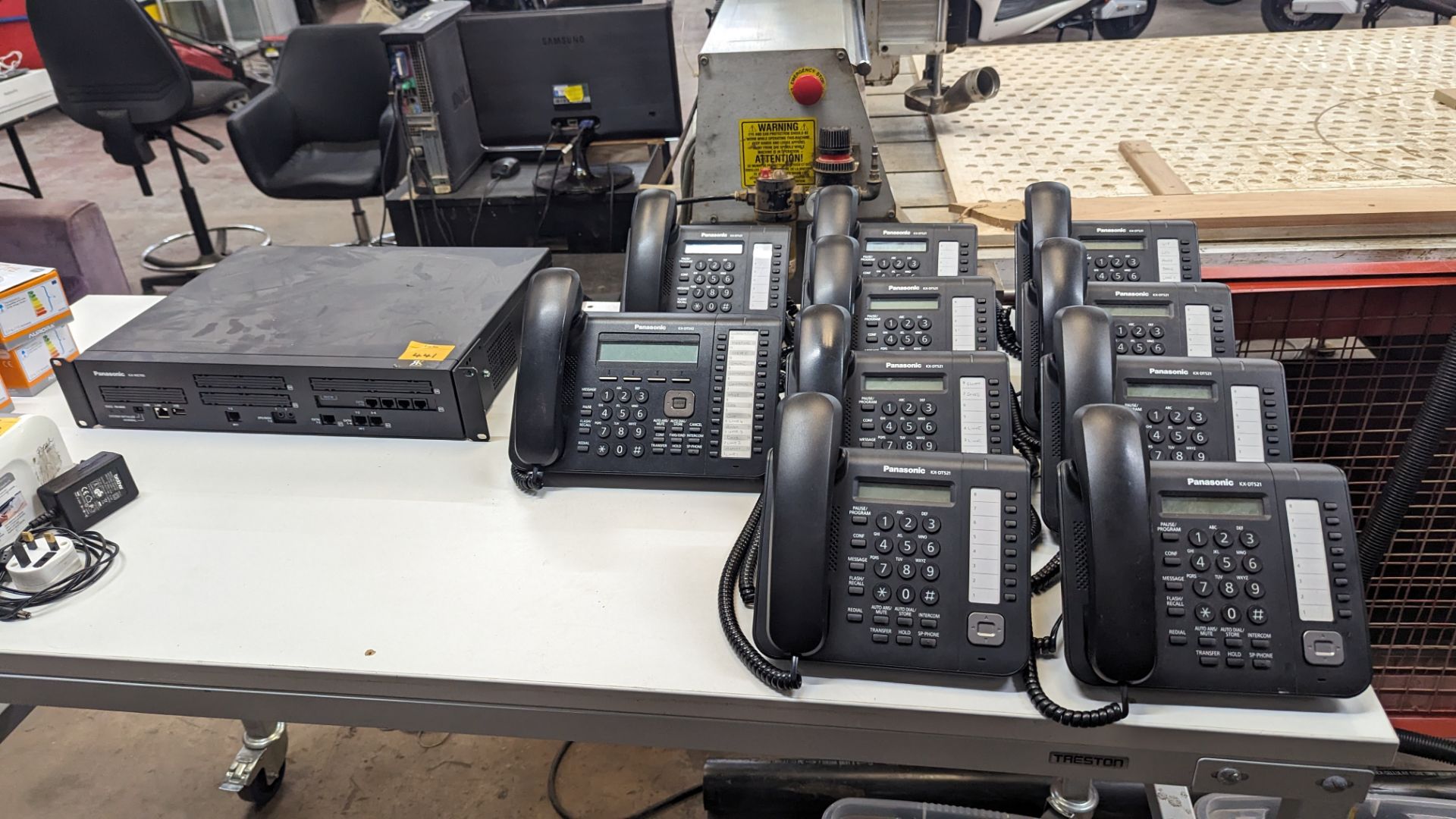 Panasonic telephone system comprising model KX-NS700 phone system, 9 off model KX-DT521 handsets & 1 - Image 2 of 12