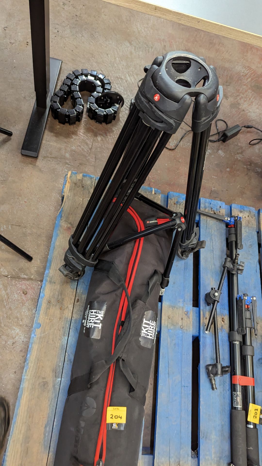 Mixed lot comprising Manfrotto 545B tripod legs (no head), mid level spreader & soft bag (damage to - Image 8 of 9