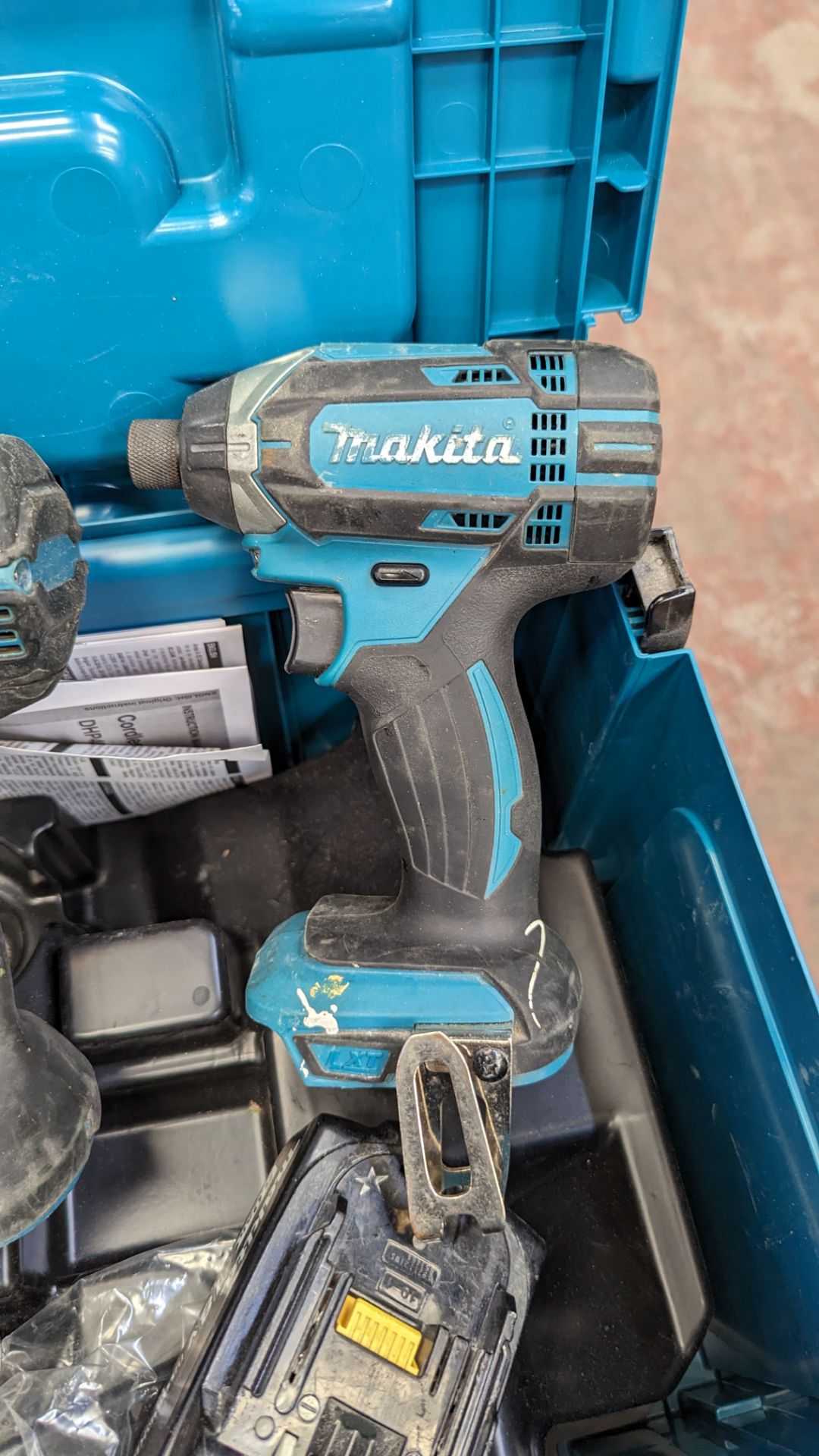 Makita twin cordless drill/driver set including case, battery & charger. NB we cannot be certain if - Image 6 of 14
