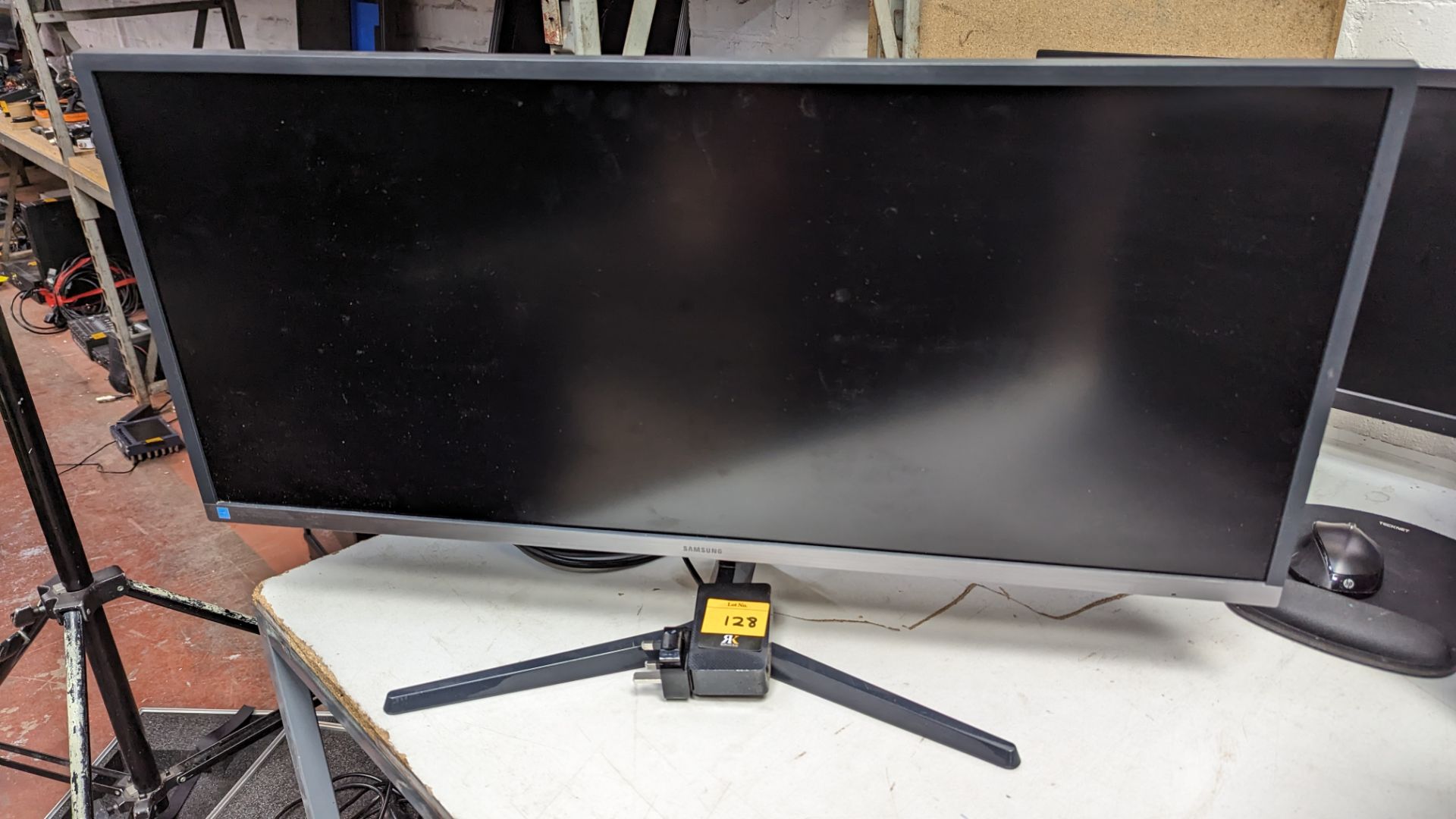 Samsung 34" ultra wide HDMI monitor model S34J550WQU - Image 3 of 10