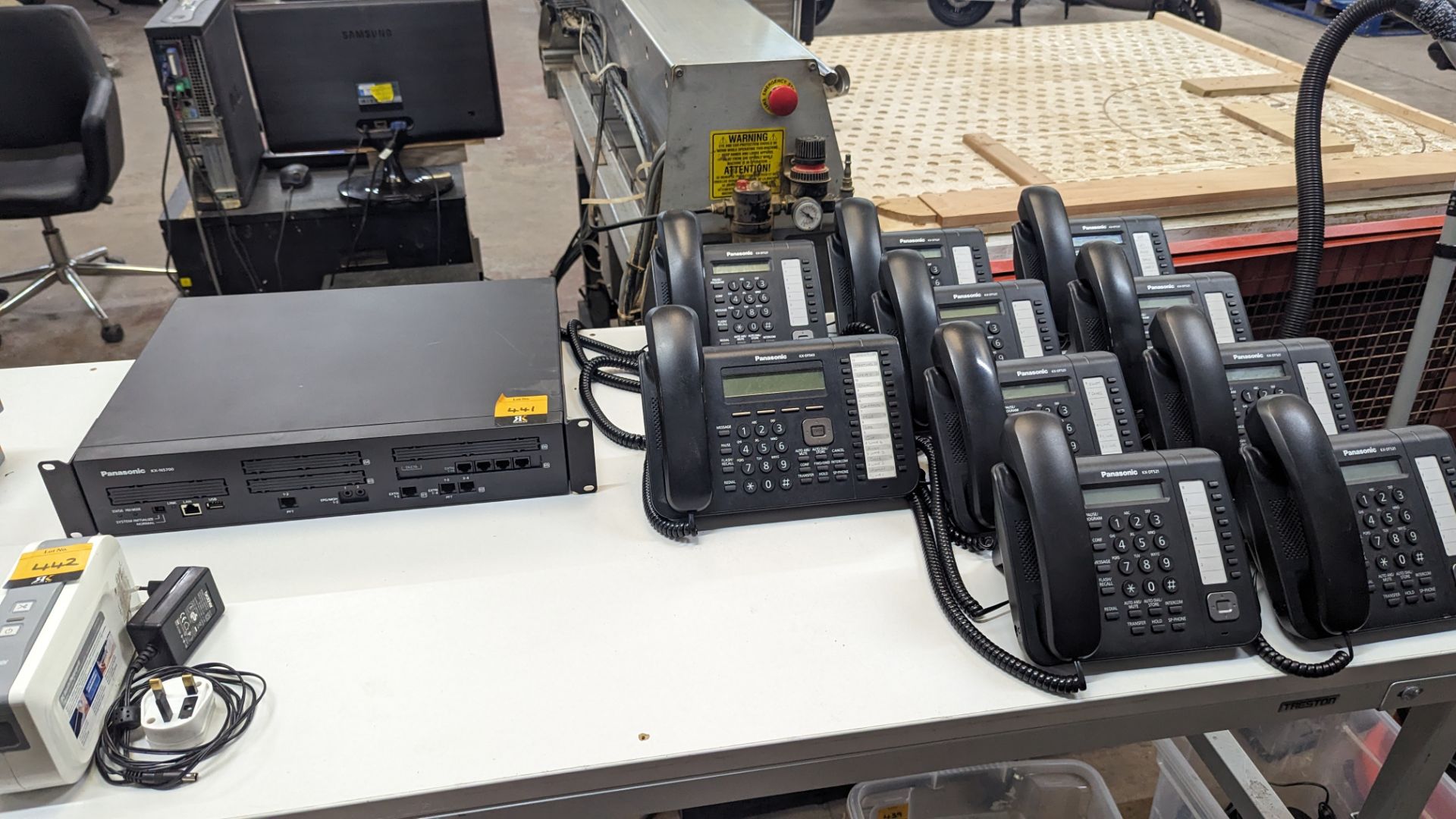 Panasonic telephone system comprising model KX-NS700 phone system, 9 off model KX-DT521 handsets & 1 - Image 12 of 12