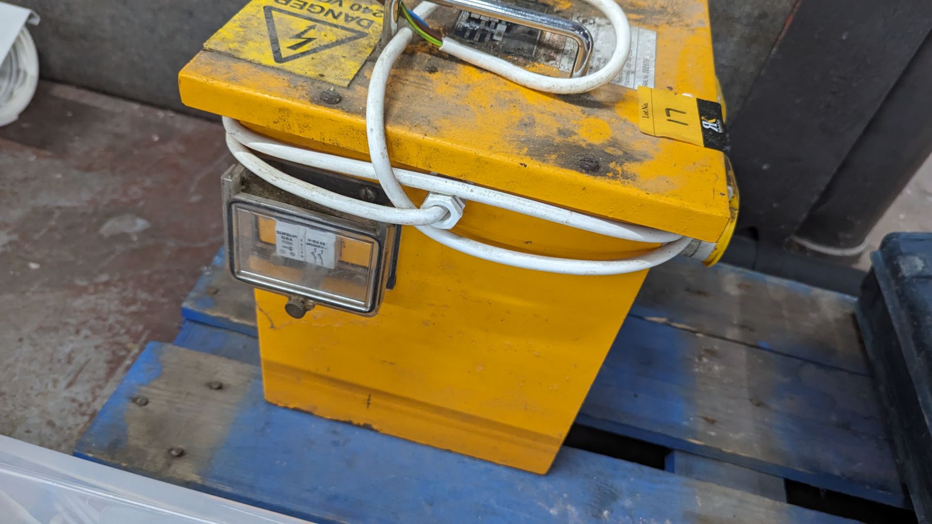 Twin socket 110V transformer - Image 6 of 7