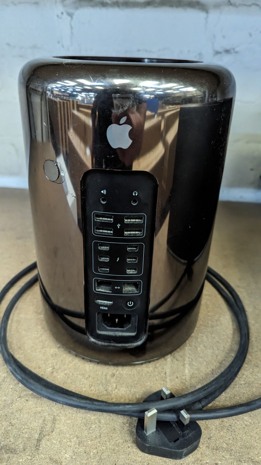 Apple Mac Pro model A1481, EMC no. 2630, with 3.5GHz 6 Core Intel Xeon E5 processor (12Mb L3 cache), - Image 12 of 14