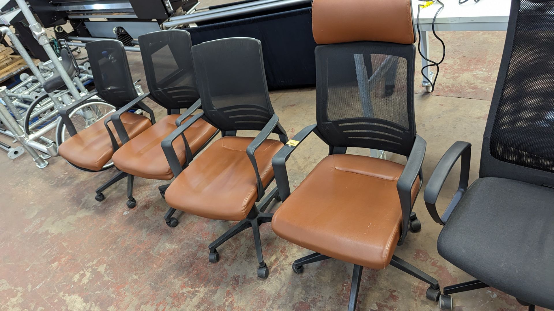 4 off matching modern mesh back chairs with brown leather/leather look seat bases, one of which has - Image 2 of 10