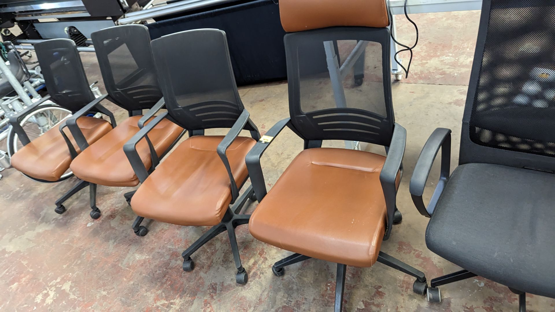 4 off matching modern mesh back chairs with brown leather/leather look seat bases, one of which has
