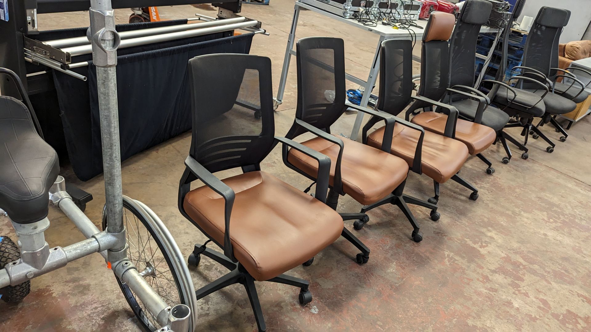 4 off matching modern mesh back chairs with brown leather/leather look seat bases, one of which has - Image 9 of 10