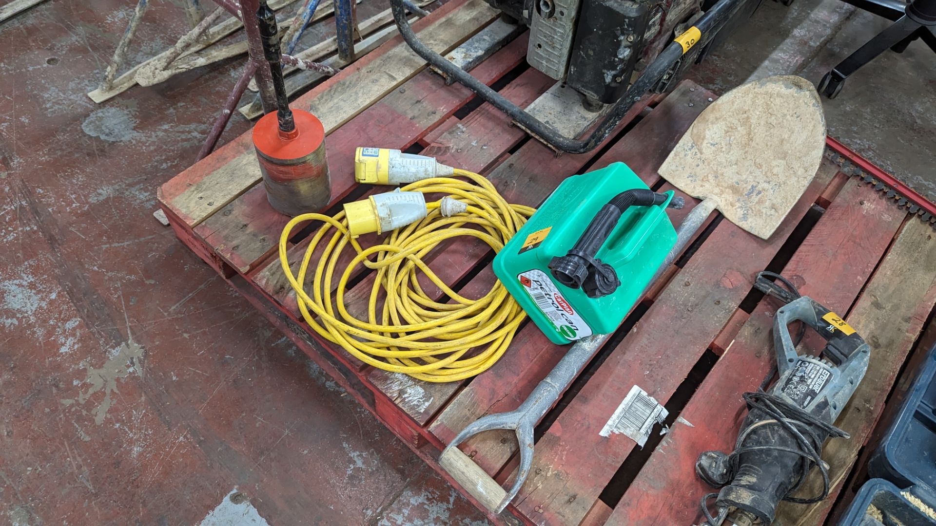 Mixed lot comprising shovel, petrol can, electrical cable & holesaw attachment - Image 3 of 8