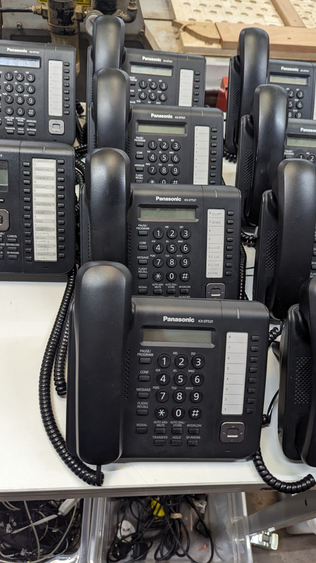 Panasonic telephone system comprising model KX-NS700 phone system, 9 off model KX-DT521 handsets & 1 - Image 6 of 12