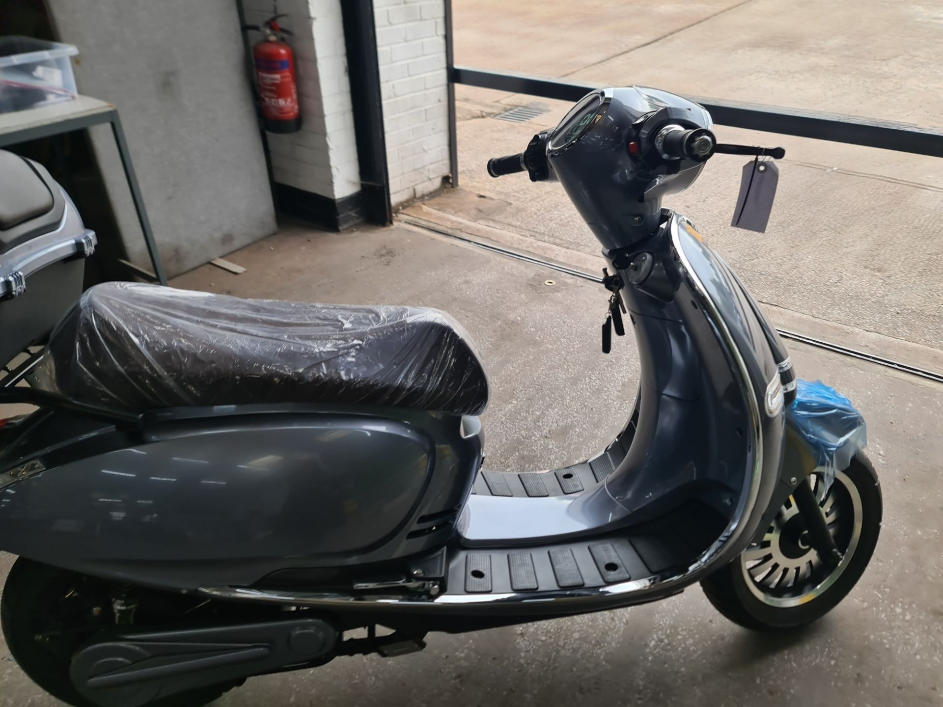 LR23 GVZ Ultra 4000 electric scooter, colour: grey, 125cc equivalent, 50mph top speed, 50 mile range - Image 11 of 28