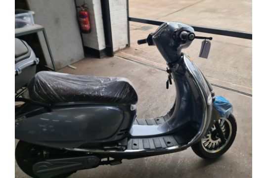 LR23 GVZ Ultra 4000 electric scooter, colour: grey, 125cc equivalent, 50mph top speed, 50 mile range - Image 11 of 28