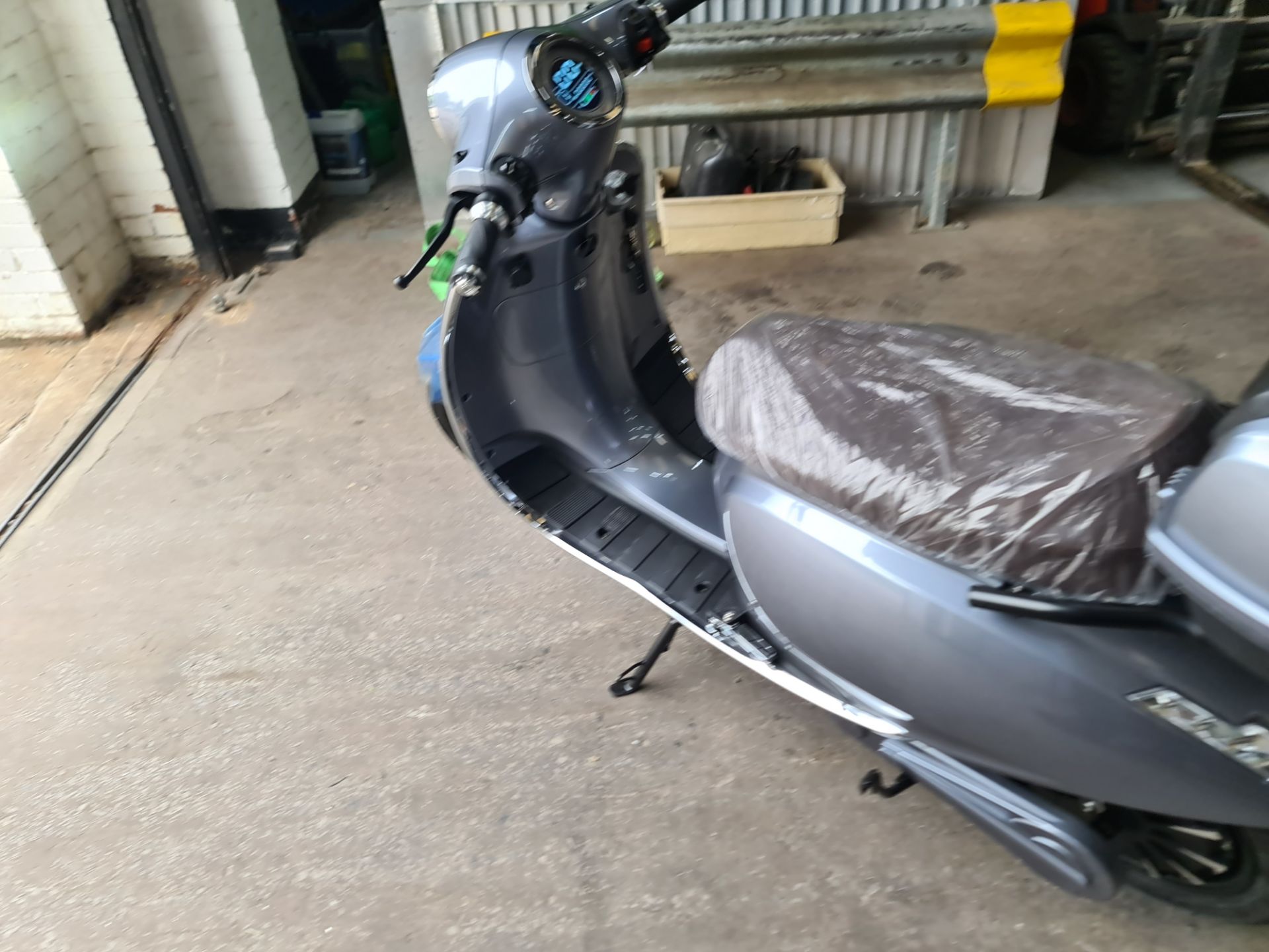 LR23 GVZ Ultra 4000 electric scooter, colour: grey, 125cc equivalent, 50mph top speed, 50 mile range - Image 18 of 28