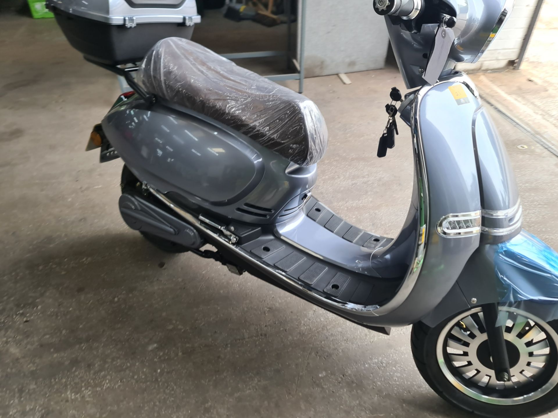 LR23 GVZ Ultra 4000 electric scooter, colour: grey, 125cc equivalent, 50mph top speed, 50 mile range - Image 7 of 28