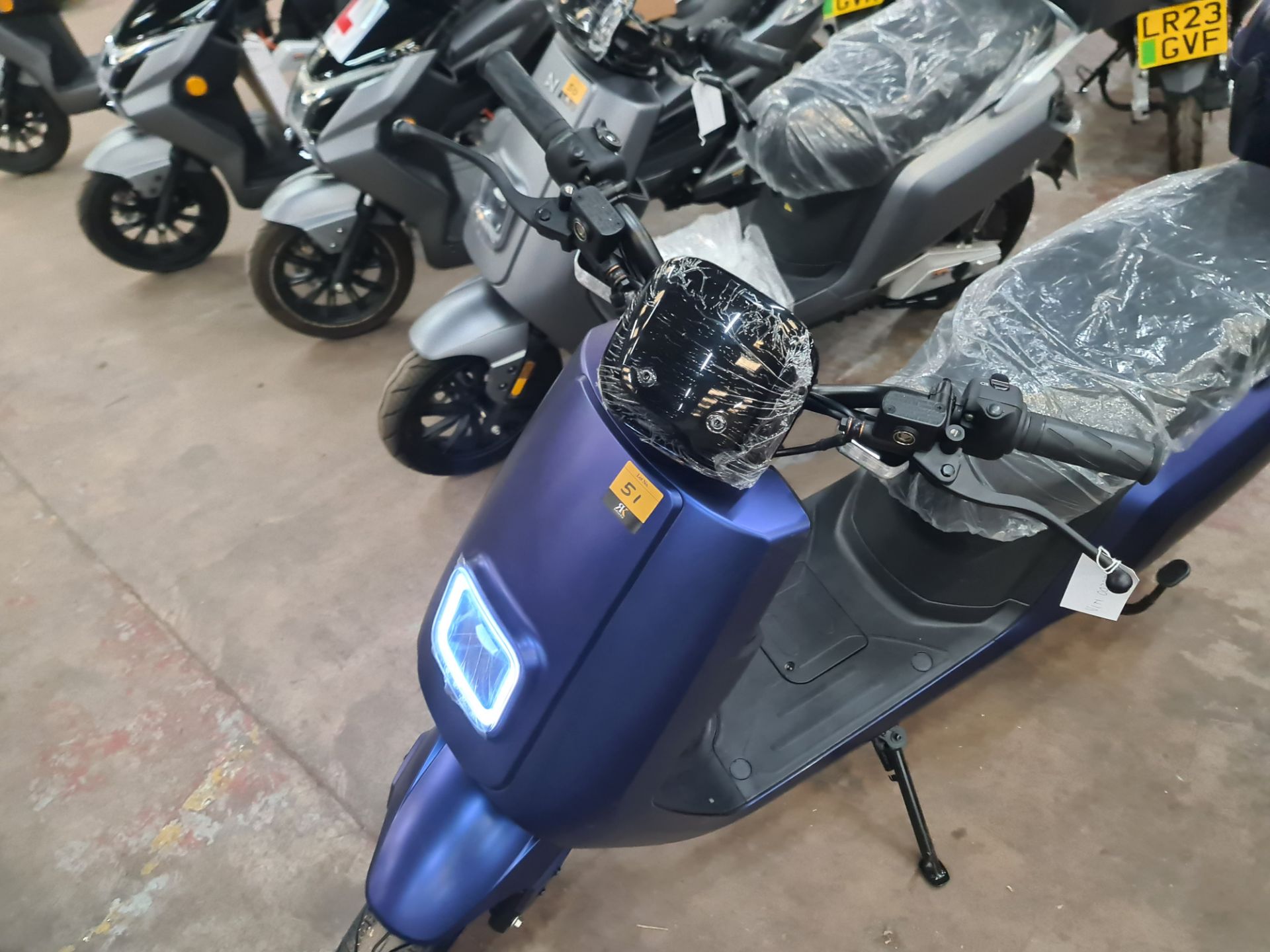 LO23 XJF Senda 3000 dual battery electric moped, colour: blue, 50cc equivalent, 30mph top speed, 90 - Image 4 of 22