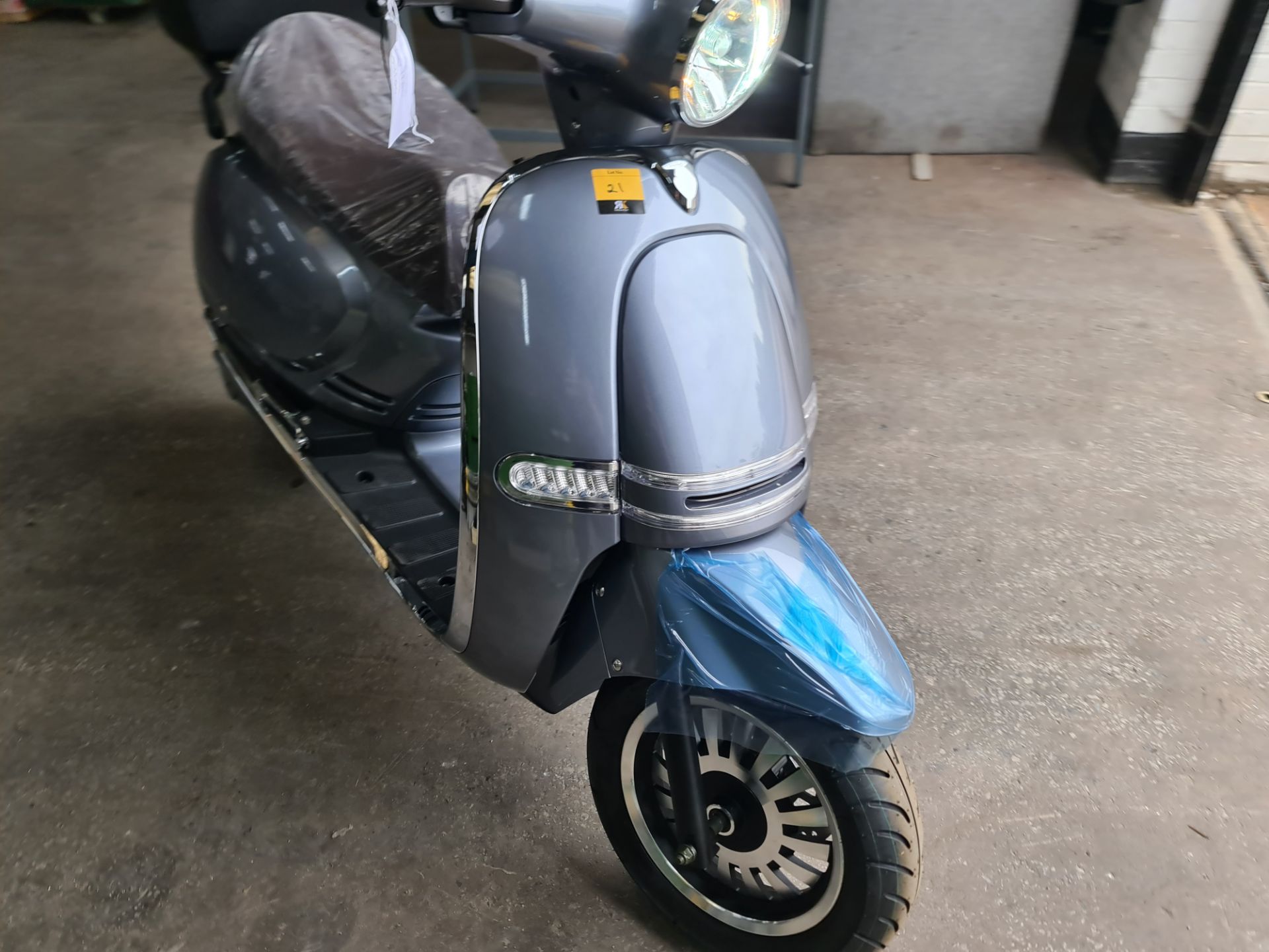 LR23 GVZ Ultra 4000 electric scooter, colour: grey, 125cc equivalent, 50mph top speed, 50 mile range - Image 6 of 28