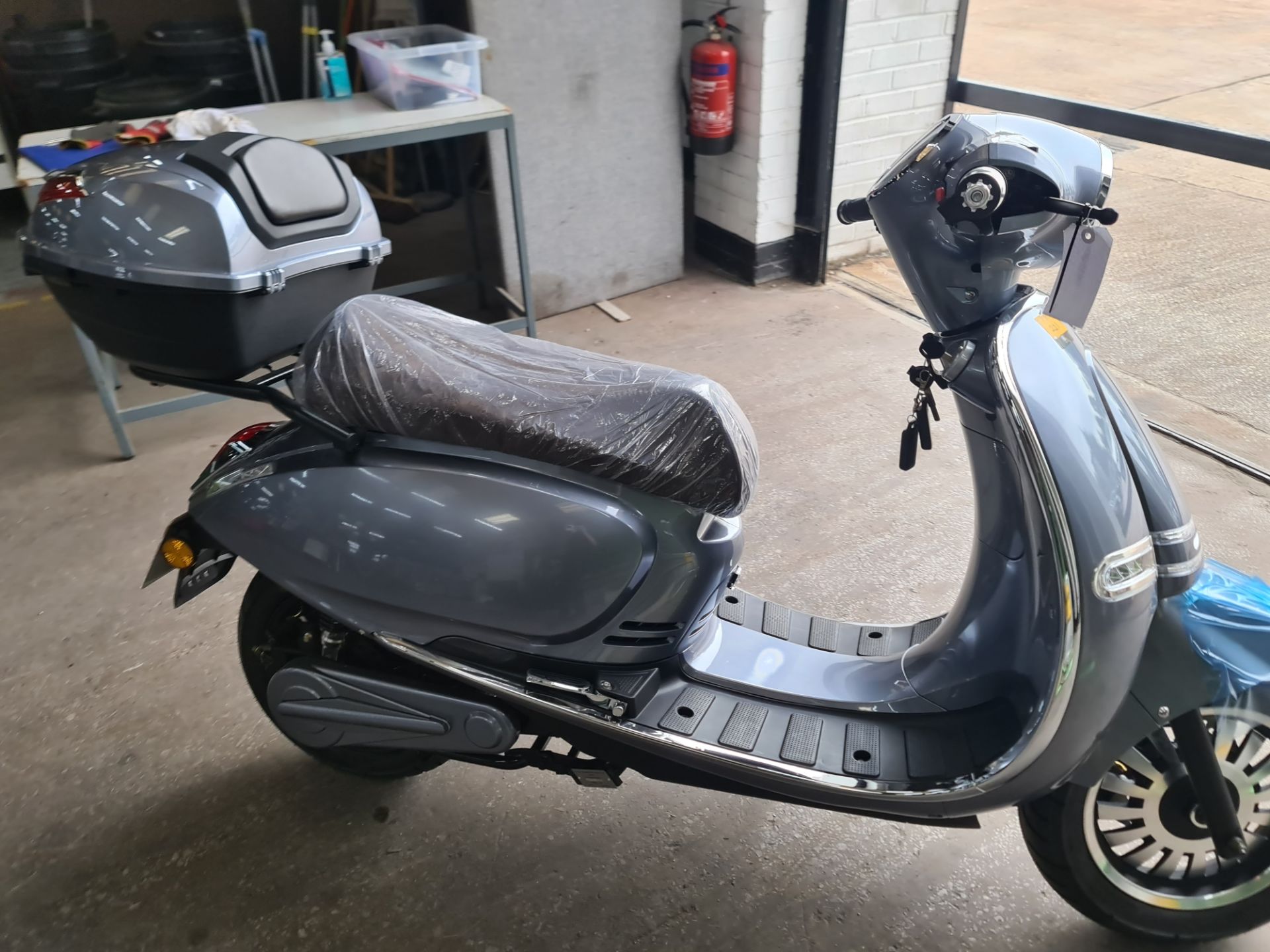 LR23 GVZ Ultra 4000 electric scooter, colour: grey, 125cc equivalent, 50mph top speed, 50 mile range - Image 9 of 28