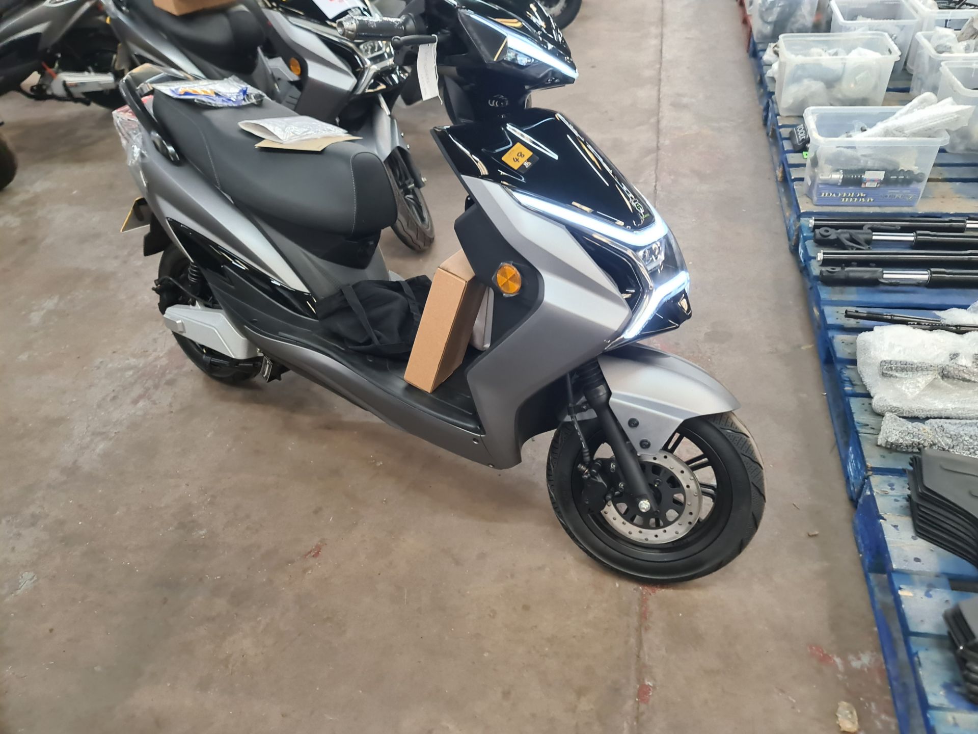 LR23 GVK X-tra 2000 dual battery electric moped, colour: grey, 50cc equivalent, 30mph top speed, 90 - Image 6 of 18