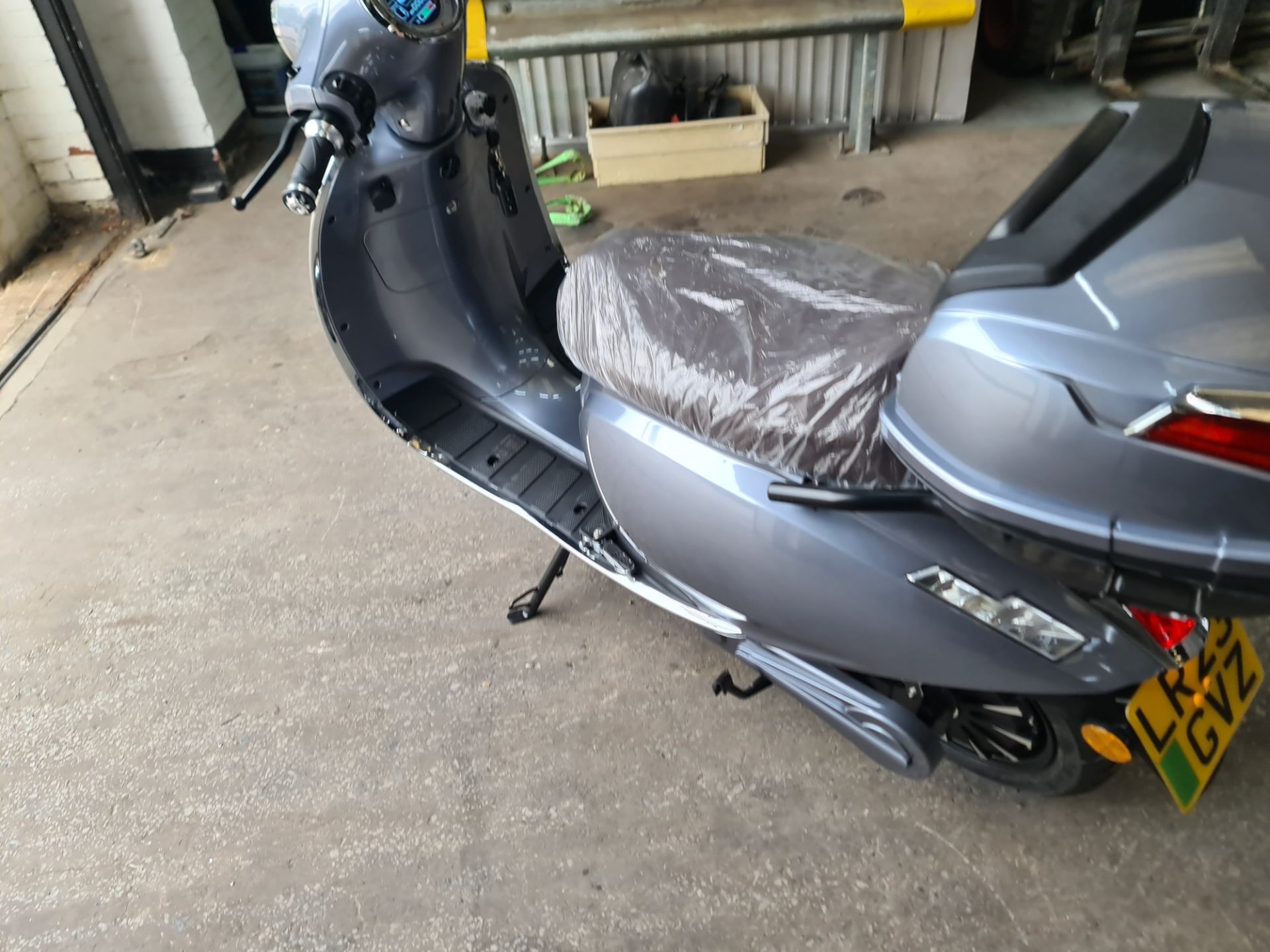 LR23 GVZ Ultra 4000 electric scooter, colour: grey, 125cc equivalent, 50mph top speed, 50 mile range - Image 19 of 28