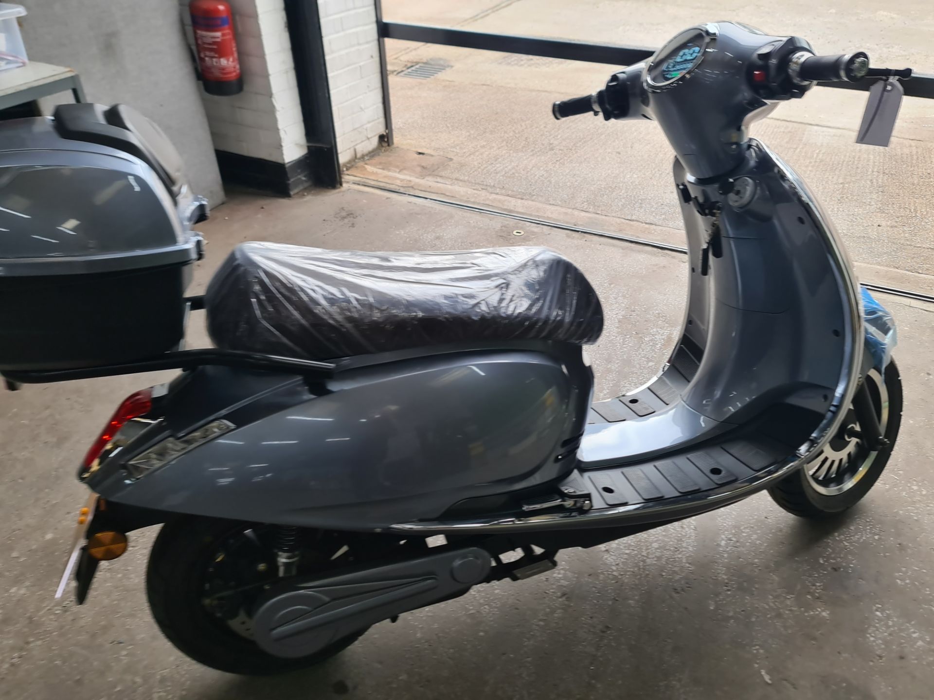 LR23 GVZ Ultra 4000 electric scooter, colour: grey, 125cc equivalent, 50mph top speed, 50 mile range - Image 10 of 28